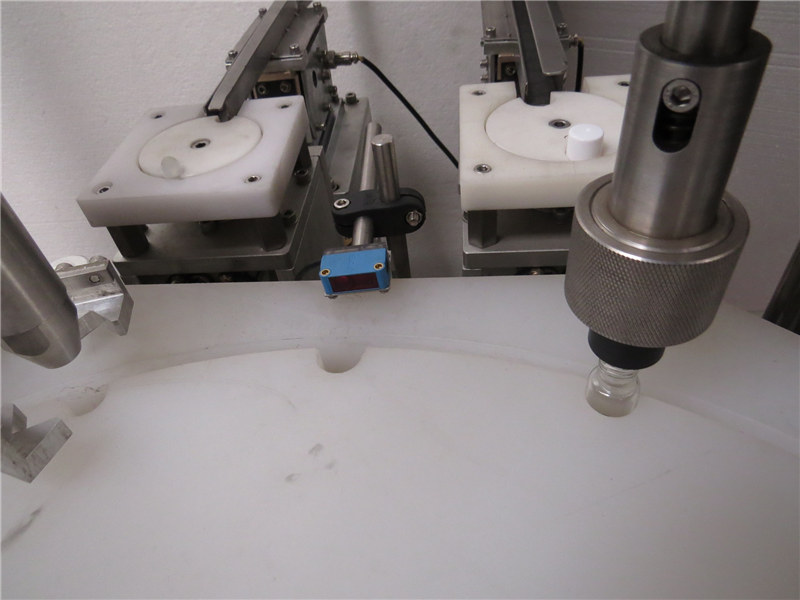 Automatyczna maszyna do napełniania olejem i korkowania i zamykania